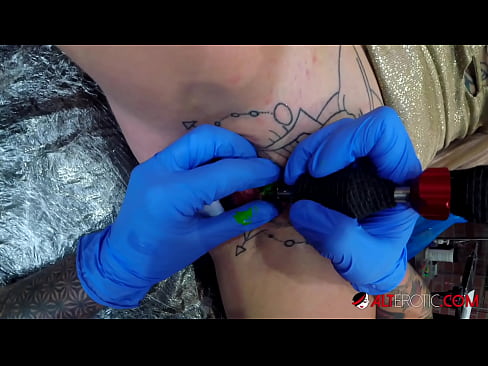 ❤️ Fìor tattooed hottie Sully Savage fhuair tattoo air a clitoris ❤️❌ Bhidio fucking leinn ️❤